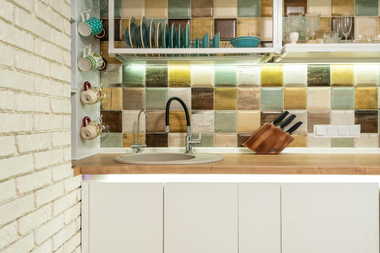 Swansea kitchen backsplash featuring clean and precise tiling.